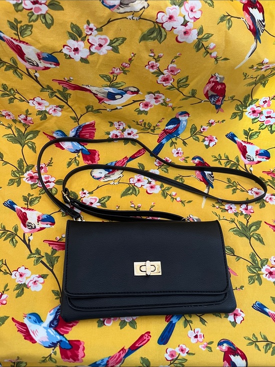 JustFab Handbags - JustFab Black Crossbody Wallet with Gold Turn-Lock